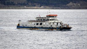 Kuzey Ege'de hava şartları feribot seferlerini aksattı..