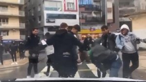 Liselilerden tekmeli, yumruklu saldırı; o anlar kamerada