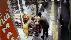 Manisa'da bir marketin önündeki gazlı içecek kolisini çalan şüheli kamerada