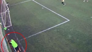 Manisa'da halı sahadaki ölüm anı kamerada