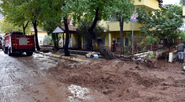 Marmaris, 200 kamyon balçıktan temizlendi
