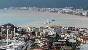 Marmaris'te denizin rengi kahverengi oldu