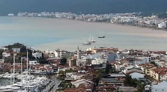 Marmaris'te denizin rengi kahverengi oldu
