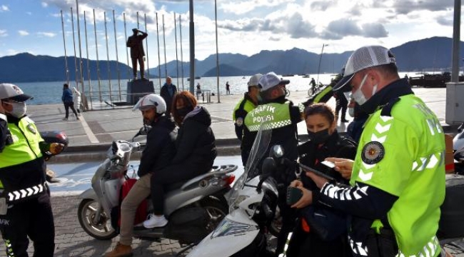 Marmaris'te kasksız motosiklet sürücülerine ceza yağdı 