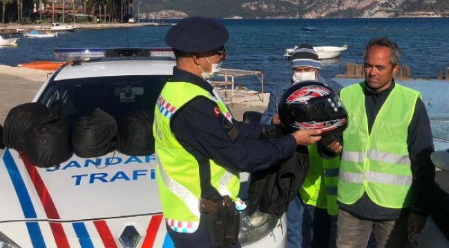 Marmaris'te motosikletlilere kask ve yelek dağıtıldı 