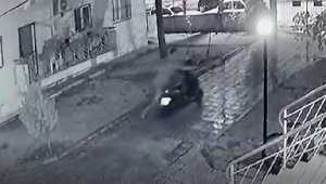 Motosiklet hırsızlığı sitenin güvenlik kamerasında