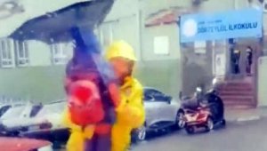 Polis, fırtınada öğrenciyi kucağında taşıdı