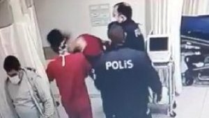 Polislerin yanında doktora kafa attı!