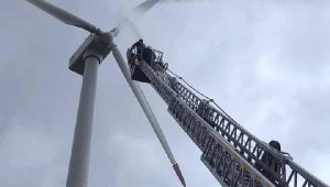 Rüzgar enerji santraline yıldırım düştü, pervanesi alev aldı