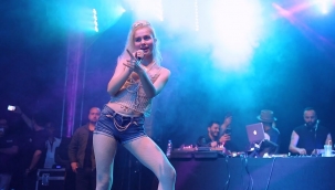 Saplantılı hayran evinin kapısına kadar dayandı..