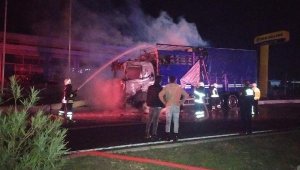 Sebze ve meyve yüklü kamyon alev topuna döndü