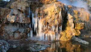 Sıcak su akan şelale bile dondu!