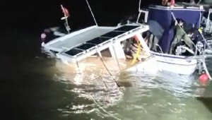 Şiddetli rüzgarda iskeleler parçalandı, tekneler battı