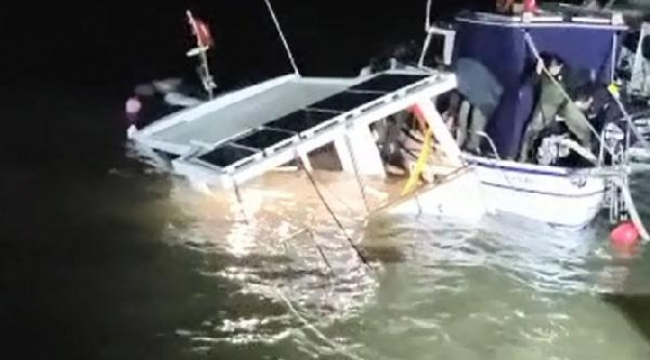 Şiddetli rüzgarda iskeleler parçalandı, tekneler battı