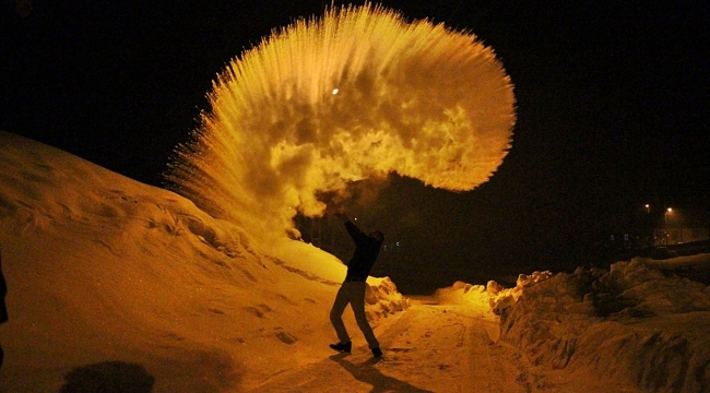 Soğuğa bak! Havaya atılan kaynar su dondu