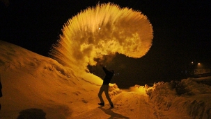 Soğuğa bak! Havaya atılan kaynar su dondu