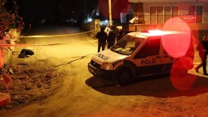 Sokak ortasında kalbine yenildi