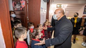 Soyer, mezunu olduğu okulu ziyaret etti