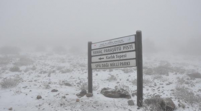 Spil Dağı Milli Parkı'na mevsimin ilk karı düştü