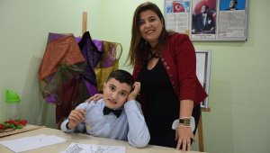 Süper yetenek Deniz üç boyutlu resimler çizerek rehabilite oluyor