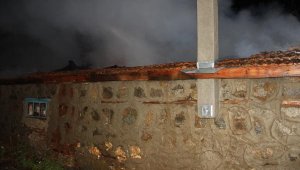 Tek katlı ev yangında kullanılamaz hale geldi