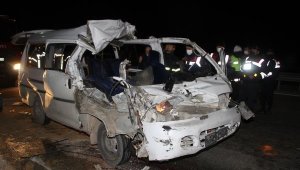TIR'a çarpan minibüsteki 2 kişi öldü