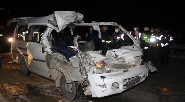 TIR'a çarpan minibüsteki 2 kişi öldü