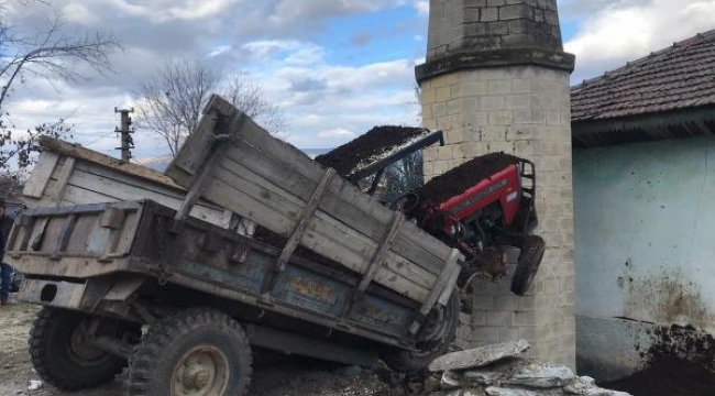Traktör minareye çarptı, sürücü yaralandı