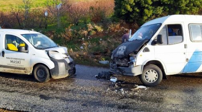 Turgutlu'da hafif ticari araç ile minibüs çarpıştı: 5 yaralı