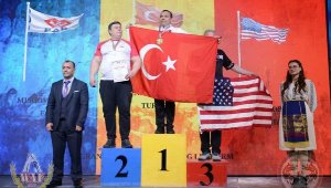 Türk sporcunun bileğini dünya yine bükemedi