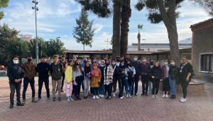 Üniversitelilere kent turlarıyla İzmir tanıtılıyor