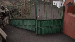 Yanardağ lavları evin bahçesine kadar geldi