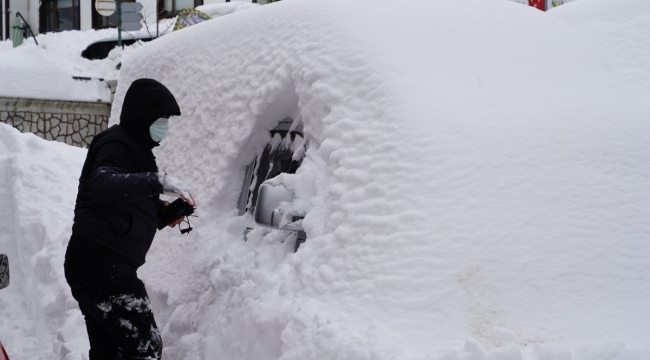 2 metrelik karın altındaki araçlarını arıyorlar
