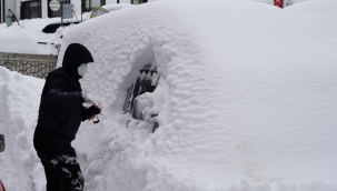2 metrelik karın altındaki araçlarını arıyorlar