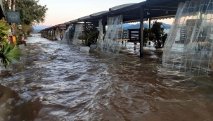 4 gündür süren yağmur yüzünden işyerleri su altında 
