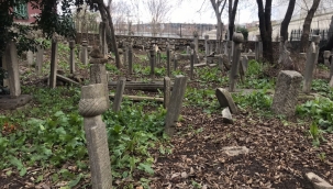 400 yıllık tarihi mezarlık harabeye döndü