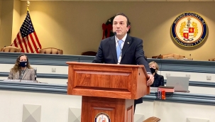 ABD'nin ilk belediye başkanı, Kuran'a el basarak göreve başladı