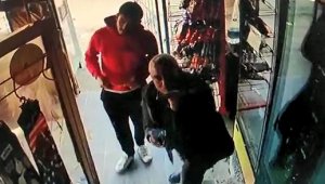 Açık unutulan marketten aldıkları ürünleri kameraya gösterip, ücretini bıraktılar