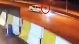 Alkollü sürücünün aracı ile polise çarpma anı