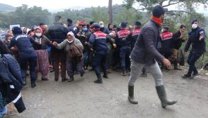 Altın madeni istemeyen köylüler, şantiye bastı