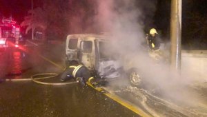 Araç yangını ormana sıçramadan söndürüldü