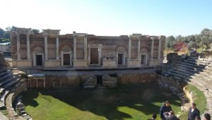 Aydın'daki 1800 yıllık tiyatro binasının ilk katı ayağa kaldırıldı