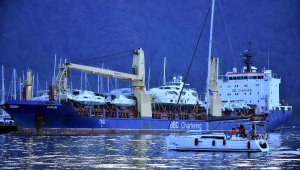 Bakımı yapılan lüks yatlar kargo gemisi ile gönderiliyor