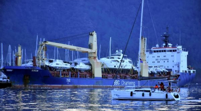 Bakımı yapılan lüks yatlar kargo gemisi ile gönderiliyor