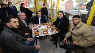 Başkan Batur sahada, esnafın yanında