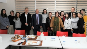 Belediye başkanları yurtta kız öğrencilerle