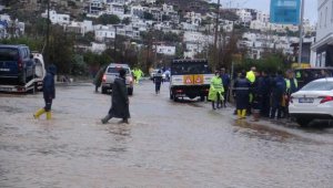 Bodrum yağmura yine teslim! Evleri su bastı