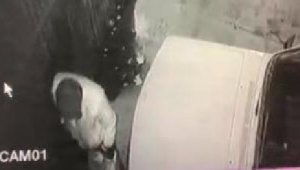 Camını kırdığı aracı çaldığı anlar kamerada