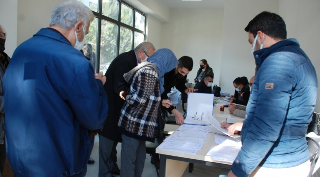 CHP yönetimi depremzedeler için basın toplantısı yaparken anahtarlar dağıtıldı