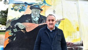 Çizdiği resimlerle İzmir'in her köşesini renklendiriyor
